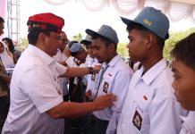 Kunker di Mubar, Pj Gubernur Sultra Serahkan Bantuan Beasiswa dan 2 Ribu Paket Sembako