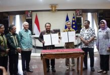Serahkan Dana Hibah ke Bawaslu, Andap: Untuk Membiayai Pilkada Sultra 2024