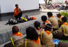 Basarnas Kendari Ajari Dasar Pertolongan kepada Anggota Pramuka