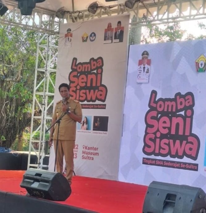 Kepala Dinas Dikbud Sultra, Yusmin saat memberikan sambutan dalam pembukaan kegiatan lomba seni siswa SMA/SMK di Pelataran UPT Taman Budaya, Senin 20 November 2023.