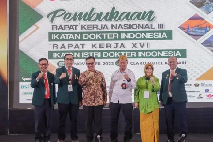 Penjabat (Pj) Wali Kota Kendari Asmawa Tosepu menghadiri Rapat Kerja Nasional (Rakernas) ke III Ikatan Dokter Indonesia (IDI) dan Rapat Kerja (Raker) ke XVI Ikatan Istri Dokter Indonesia (IIDI) disalah satu hotel di Kota Kendari, Rabu 22 November 2023.