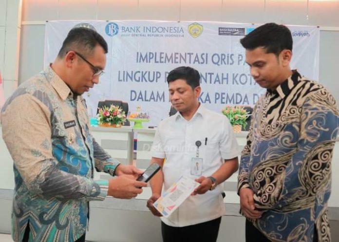 Pj Wali Kota Baubau Muh Rasman Manafi membuka kegiatan implementasi QRIS pada ASN Lingkup Pemkot Baubau dalam rangka Pemda Digital di Aula Palagimata Kantor Wali Kota Baubau, Jumat 24 November 2023.