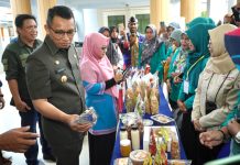 Rasman Bagikan 100 Sertifikat Halal Gratis ke Pelaku IKM Baubau