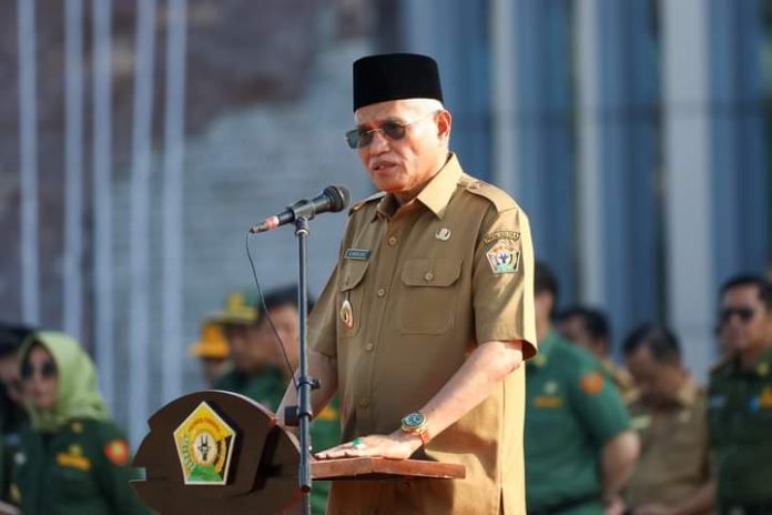 Sekretaris Daerah (Sekda) Provinsi Sulawesi Tenggara (Sultra) Asrun Lio bertindak sebagai pembina dalam apel gabungan yang dihadiri oleh seluruh Kepala Perangkat Daerah (PD) dan seluruh ASN dan non ASN Lingkup Pemprov di halaman Kantor Gubernur Sultra, Senin 27 November 2023.