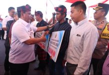 Pj Gubernur Sultra Serahkan Dana Hibah Masjid, Bansos dan Gelar Pasar Murah di Wakatobi