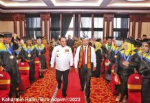 Pj Gubernur Sultra Mendorong Wisudawan UM Kendari Untuk Terus Mengembangkan Diri