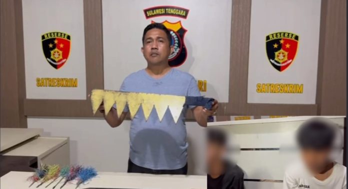 Kasatreskrim Polresta Kendari AKP Fitrayadi memperlihatkan senjata tajam jenis golok sisir yang digunakan dua remaja dalam melakukan penganiayaan terhadap warga Kota Kendari.