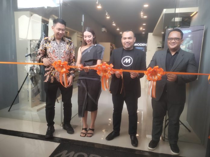 Modena, merek penyedia peralatan rumah tangga resmi membuka Modena Home Center (MHC) pertama di Kota Baubau, Sabtu 9 Desember 2023.