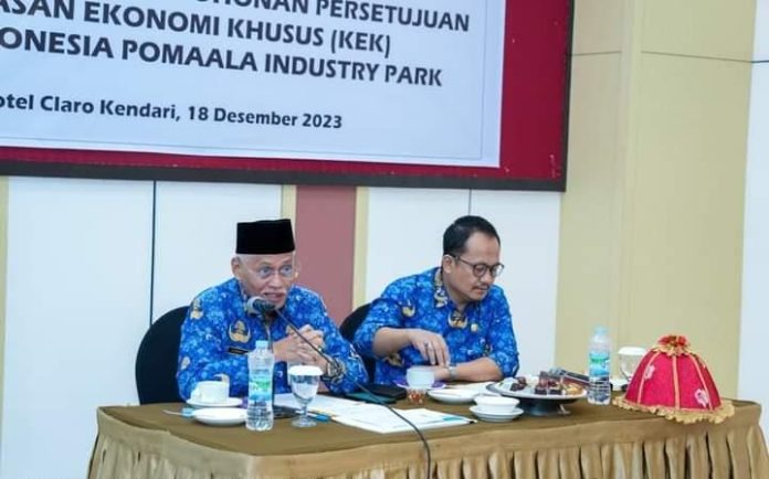 Sekda Sultra Asrun Lio saat memimpin rapat koordinasi bersama PT Indonesia Pomaala Industry Park (IPIP) di Hotel Claro Kendari, Senin 18 Desember 2023.