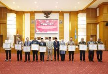 Sekda Sultra Serahkan Piagam Penghargaan Kabupaten Kota Peduli HAM