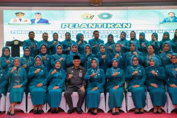 Sekda Sultra, Asrun Lio melantik Pengurus Tim Pemberdayaan dan Kesejahteraan Keluarga (PKK) Sultra masa bakti tahun 2023-2024 di Aula Merah Putih Rumah Jabatan Gubernur Sultra, Jumat 29 Desember 2023.