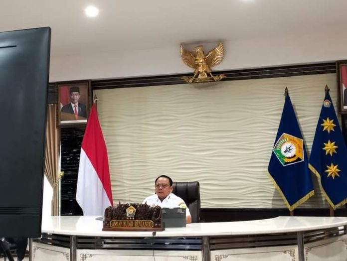 Pj Gubernur Sultra, Andap Budhi Revianto mengikuti wawancara dengan Kementerian Lingkungan Hidup dan Kehutanan ( KLHK) secara virtual diruang Kerja Gubernur Sultra, Jumat 29 Desember 2023.