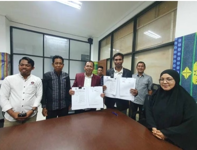 Penandatanganan kerjasama oleh Kadis Dikbud Sultra, Yusmin dan Rektor USN Kolaka, Nur Ihsan di Aula Kantor Dikbud Sultra, Jumat malam 15 Desember 2023.