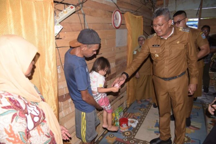 Pj Wali Kota Kendari, Muhammad Yusup memberikan suplemen makanan tambahan kepada anak asuh stunting.