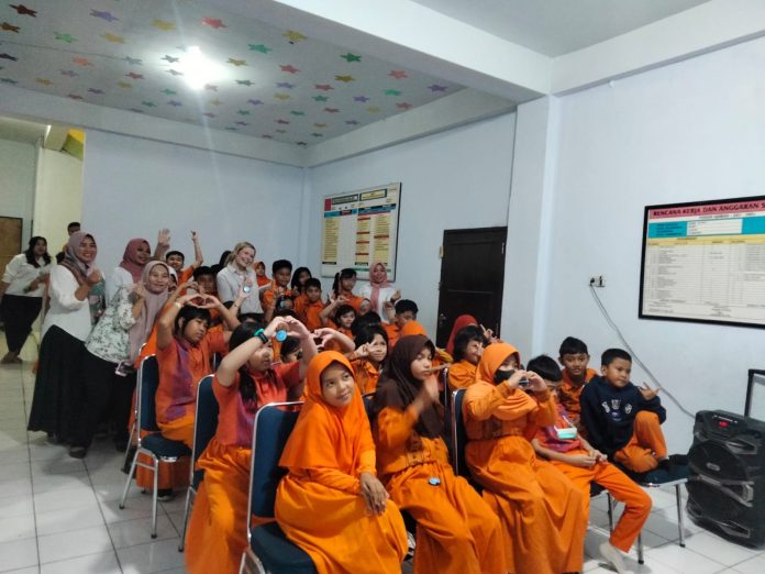 Foto bersama usai guru dari Amerika atau Teach Cash bertemu langsung dengan para siswa dan Guru Sad Smart School Kendari. Rabu 10 Januari 2024. (Foto : Rk.)
