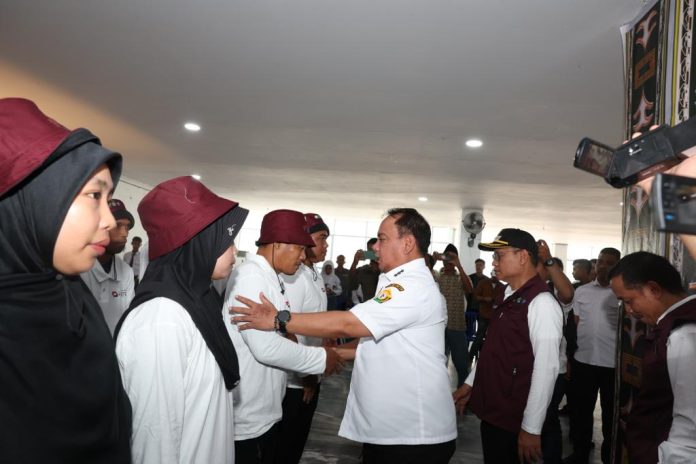 Pj Gubernur Sultra Andap Budhi Revianto secara khusus mencanangkan Data Desa/Kelurahan Presisi se Sultra dan Pengukuhan Enumerator Desa se Kabupaten Kolaka Utara (Kolut), Rabu 10 Januari 2024.