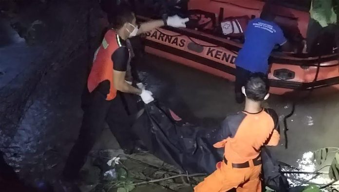 Tim SAR gabungan mengevakuasi bocah 9 tahu yang tewas di terkam buaya di Sungai Desa Lemoambo, Kecamatan Kusambi, Kabupaten Muna Barat.