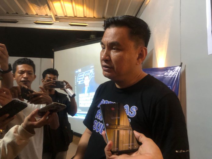 Caleg DPR RI, Muh. Endang saat ditemui oleh awak media usai debat gagasan di salah satu Warkop Kendari, Jumat 12 Januari 2024. (Foto : Rk)