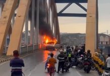 Diduga Korsleting Listrik, Mobil Hangus Terbakar di Jembatan Pasar Baru Kendari