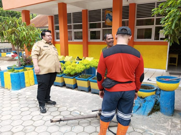 Ketua FPRB Sultra, Yudhianto Mahardhika, saat memantau proses fogging di salah satu sekolah Kota Kendari, Sabtu 20 Januari 2024.
