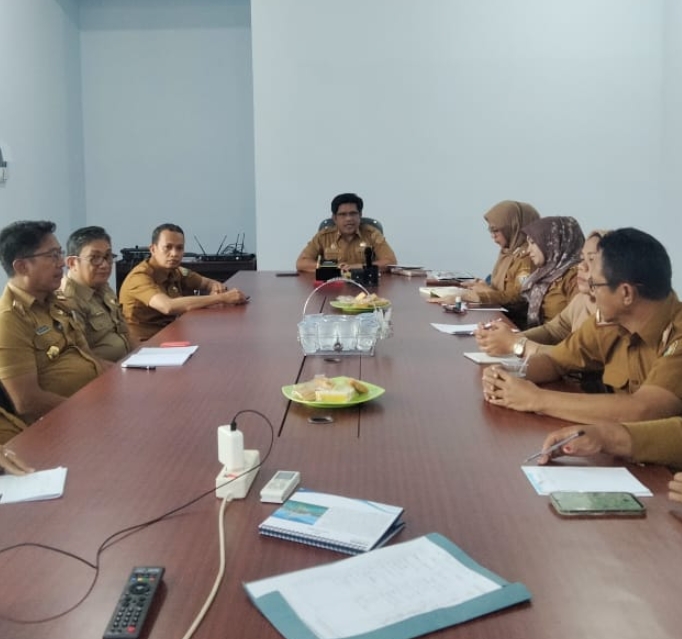 Diskominfo Sultra menggelar rapat evaluasi yang dipimpin oleh Kadis Kominfo, Ridwan Badallah. Selasa 2 Januari 2024.