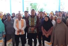 Pj Wali Kota Kendari Serahkan Bantuan Pangan Pemerintah di Kelurahan Watubangga