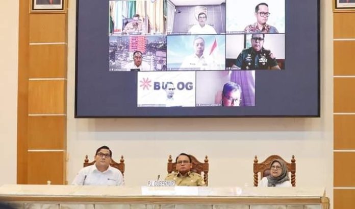 Pj Gubernur Sulawesi Tenggara (Sultra), Andap Budhi Revianto mengikuti Rakor pengendalian inflasi daerah secara virtual yang diselenggarakan oleh Kementerian Dalam Negeri (Kemendagri) RI di Ruang Pola Kantor Gubernur Sultra, Senin 5 Februari 2024.