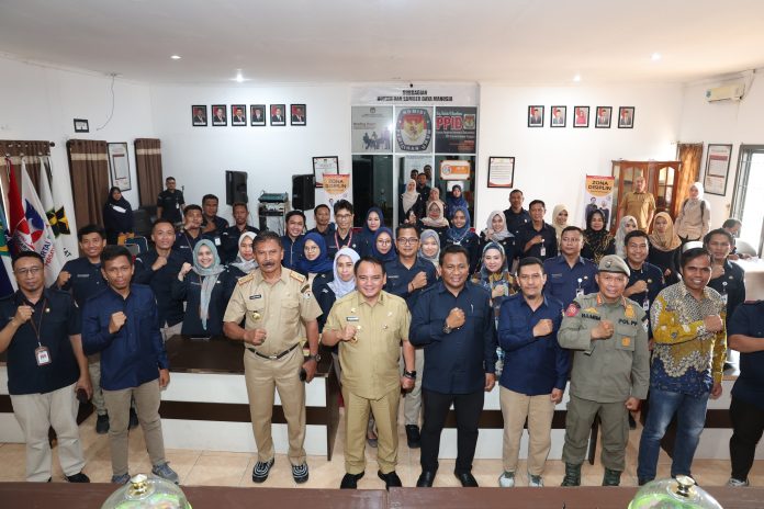 Penjabat (Pj) Gubernur, Andap Budhi Revianto didampingi Sahli Bidang Pemerintahan, Hukum dan Politik Pemprov Sultra La Ode Fasikin menyambangi Bawaslu dan KPU Sultra, Selasa 6 Februari 2024.