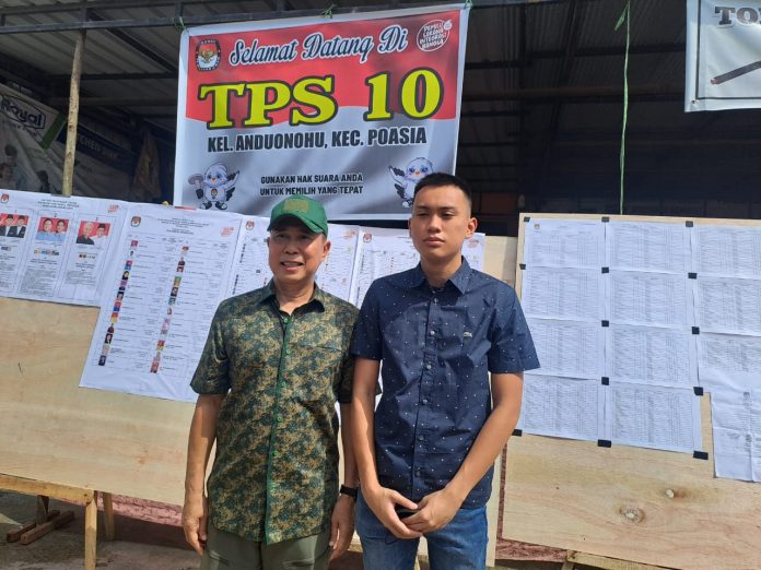 Andi Sumangerukka bersama putranya usai memberikan hak pilihnya di TPS 10 Kelurahan Anduonohu.