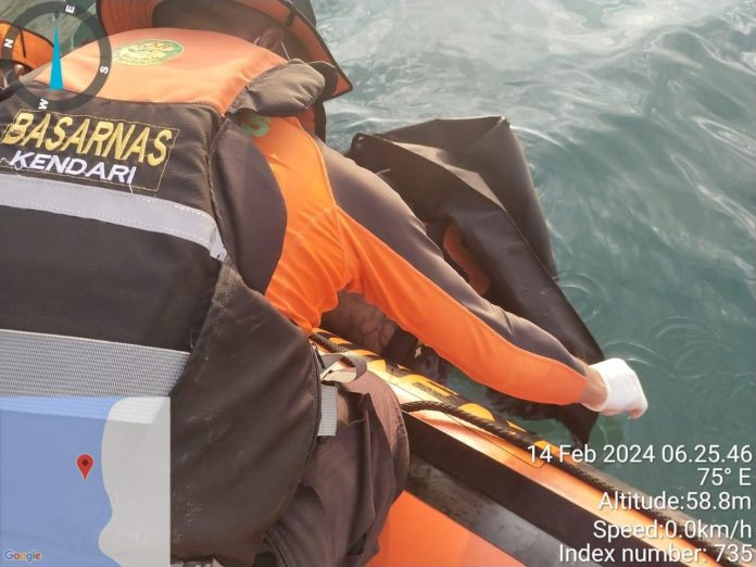 Tim SAR gabungan saat mengevakuasi warga Muna Barat (Mubar) yang dikabarkan hilang saat mencari kepiting.