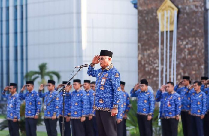 Sekretaris Daerah (Sekda) Provinsi Sulawesi Tenggara (Sultra), Asrun Lio memimpin upacara Hari Kesadaran Nasional (HKN) di Halaman Kantor Gubernur Sultra, Senin 19 Februari 2024.