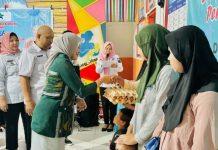 Bunda Literasi Kendari Serahkan Bantuan Pangan Stunting di Kelurahan Punggaloba