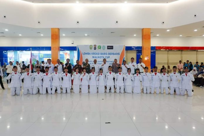 Pj Wali Kota Baubau Rasman Manafi saat membuka lomba kreasi baris berbaris Wali Kota Cup I tingkat Kota Baubau di Lippo Plaza Baubau, Rabu 21 Februari 2024.