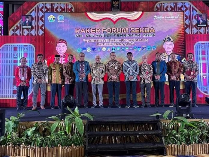 Sekda Sultra Asrun Lio membuka rapat kerja (Raker) Sekretaris Daerah (Sekda) Kabupaten/Kota se Sultra di Kota Kendari, Jumat malam 23 Februari 2024.