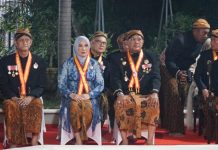 Pj Wali Kota Kendari Dianugerahi Gelar Kebangsawanan oleh Raja Surakarta
