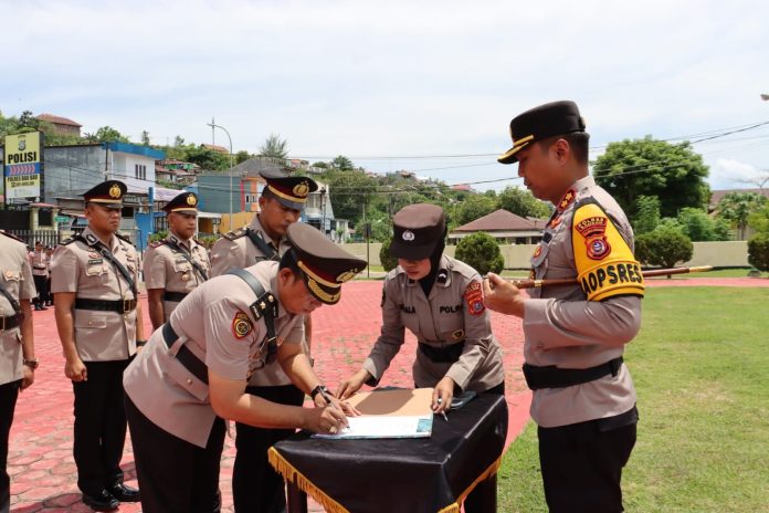 Upacara serah terima jabatan (Sertijab) Kabag SDM, Kabag Log, Kapolsek Bungi, dan Kapolsek Kokalukuna di Lapangan Upacara Polres Baubau, Kamis 7 Maret 2024. (Foto: Humas Polres Baubau).