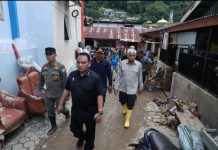 Pj Gubernur Sultra Kunjungi Warga Terdampak Banjir di Kota Kendari