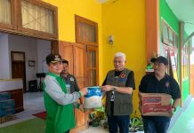 Tindaklanjuti Instruksi Pj Gubernur, Sekda Sultra Distribusi Bansos ke Korban Banjir