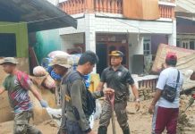 Satpol-PP Kota Kendari Bantu Warga Bersihkan Lumpur Pascabanjir