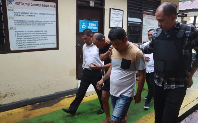 Dua pencuri dengan modus pecah kaca mobil berinisial LM alias JM (50) dan HE (39) diringkus polisi.