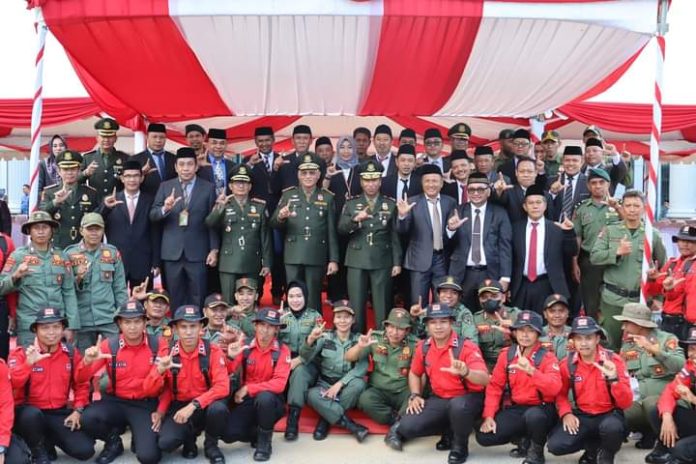 Sekda Sultra Asrun Lio menjadi Inspektur Upacara (Irup) Hari Kesadaran Nasional dan dirangkai dengan Hari Bakti Rimbawan ke-41 tahun 2024 di Halaman Kantor Gubernur Sultra, Senin 18 Maret 2024.