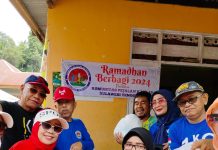 KPK-19 Sultra Bagikan Ratusan Paket Sembako Ramadan ke Korban Banjir di Kampung Salo