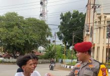Satreskrim Polres Baubau Bagi-Bagi Takjil Kepada Masyarakat Jelang Buka Puasa