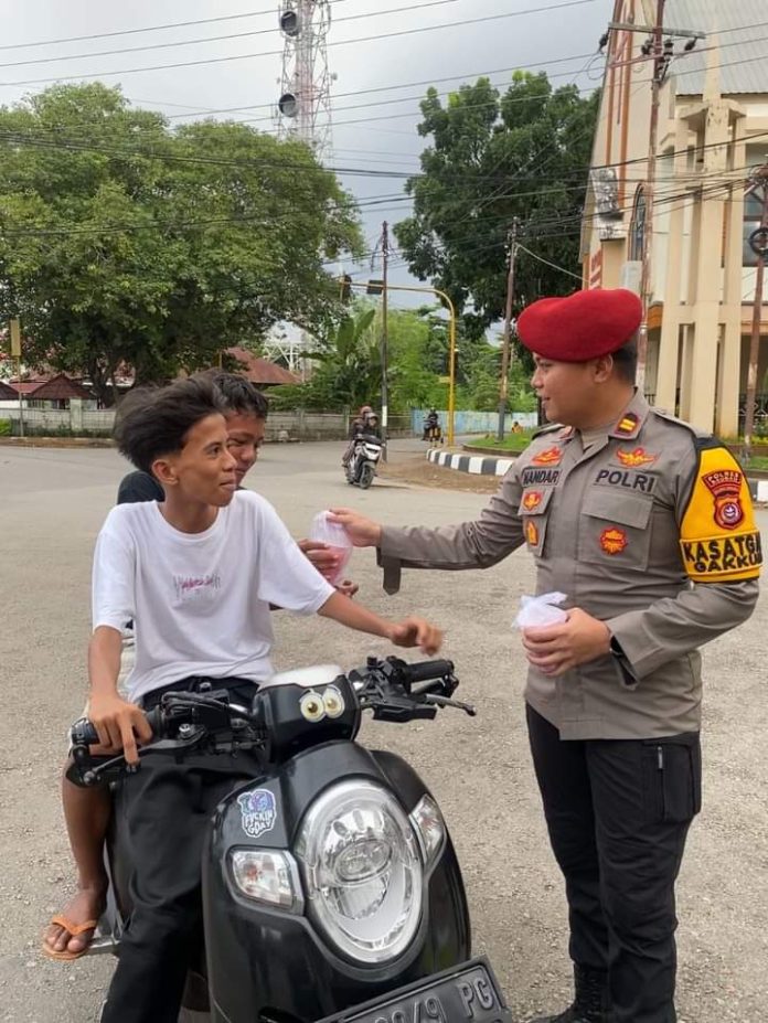 Kasat Reskrim Polres Baubau, Iptu Ismunandar saat memberikan takjil kepada masyarakat jelang buka puasa.