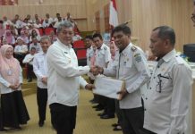 Pj Wali Kota Kendari Serahkan SPPT PBB-P2 Sebanyak 128.611 Lembar