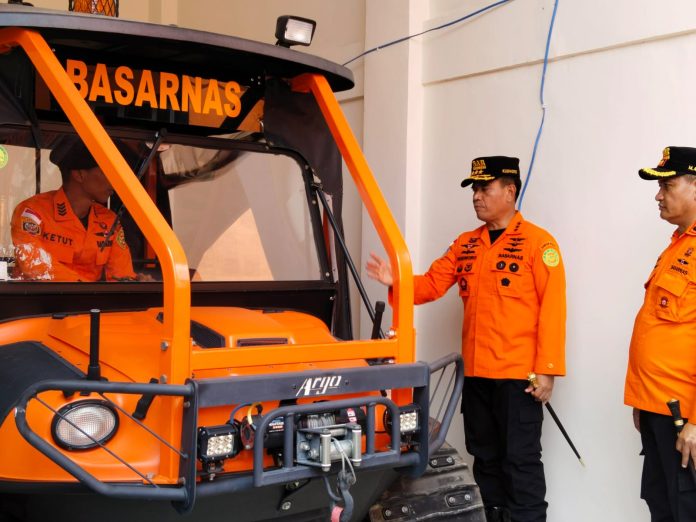 Kabasarnas RI Marsekal Madya TNI Kusworo saat melakukan pengecekan alutsista saat melakukan kunjungan kerja di Kantor Pencarian dan Pertolongan (KPP) Kendari, Rabu, 27 Maret 2024. Foto: Onno/Datasultra.com