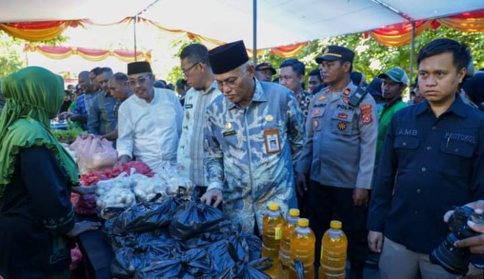 Sekretaris Daerah (Sekda) Provinsi Sulawesi Tenggara (Sultra), Asrun Lio membuka pasar murah dalam rangka menekan inflasi menjelang perayaan IdulFitri 1445 Hijriah di Pelataran Kotamara Kota Baubau, Kamis 4 April 2024.