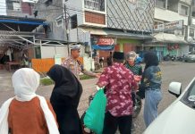 Gandeng Polisi, Siswa Kelas 8.3 SMPN 18 Baubau Bagi-Bagi Takjil di Pantai Kamali
