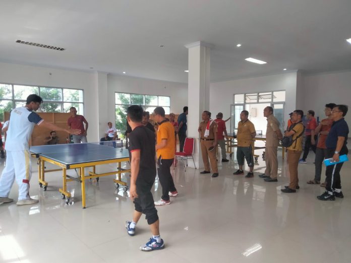 OPD Lingkup Pemprov Sultra meriahkan HUT Sultra ke 60 Tahun dengan mengikuti lomba Tenis Meja, yang diselenggarakan oleh Dinas Cipta Karya Sultra, Selasa 23 April 2024. (Foto : Rk/datasultra.com)