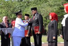 Upacara HUT Sultra ke-60, 12 ASN Pemprov Terima Tanda Kehormatan Satyalancana Karya Satya